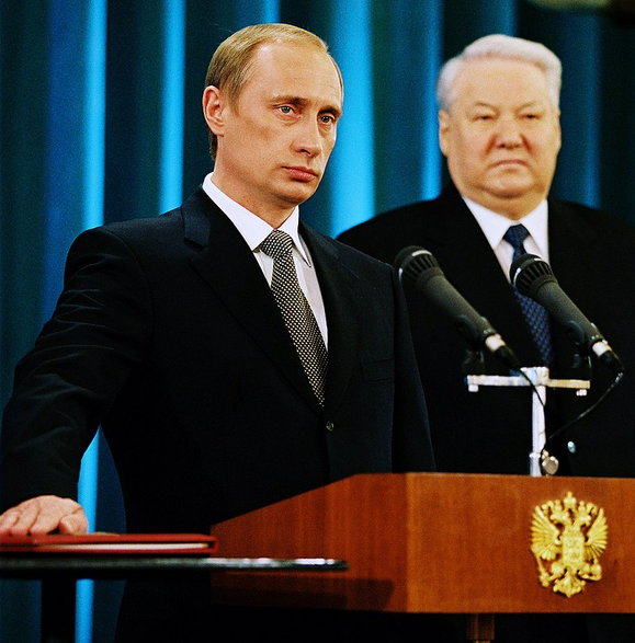Władimir Putin składa przysięgę, za nim jego poprzednik Borys Jelcyn, 7 maja 2000 r.