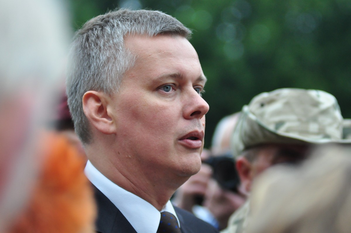 "Trzy zmarnowane lata to jest bardzo dużo, (...) ale tak naprawdę widać, że ani koncepcji, ani pomysłu, ani żadnych konkretów nie ma" - ocenił aktualną sytuację w armii b. minister obrony narodowej.