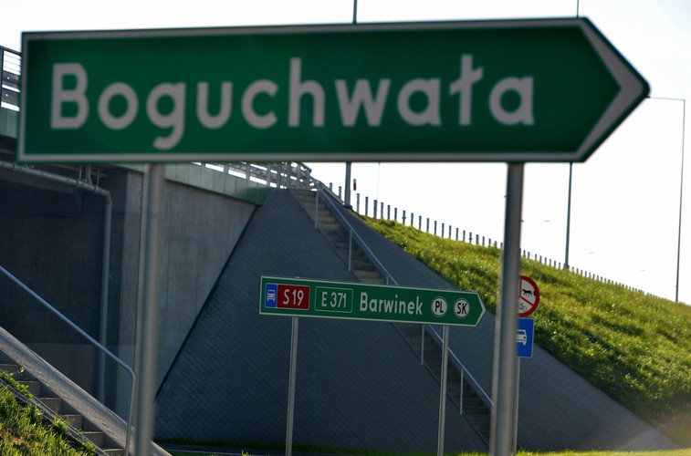 W ramach budowy powstała też m.in. ponad 470-metrowa estakada nad ul. Dębicką w Rzeszowie. Wykonawca wykonał w sumie 12 obiektów inżynierskich, w tym węzeł Rzeszów Południe (Kielanówka) łączący S19 z planowanym odcinkiem drogi wojewódzkiej 878.