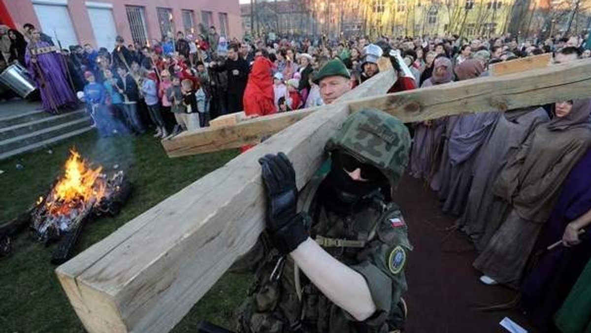 Widowiskowa inscenizacja drogi krzyżowej w jakiej od wielu lat można było uczestniczyć na Skolwinie nie odbyła się. Dom Kultury Skolwin musiał oddać przeznaczone na nią pieniądze miastu - informuje "Głos Szczeciński".