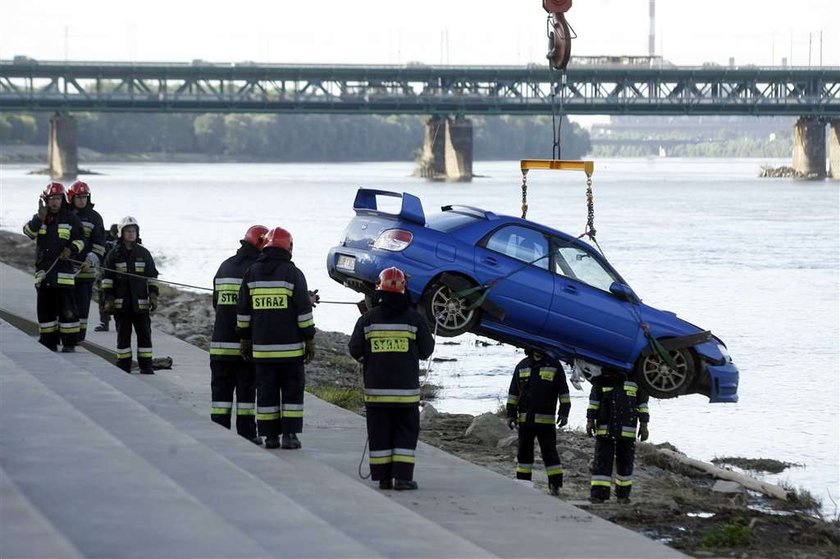 Wypadek w Warszawie. Auto w rzece