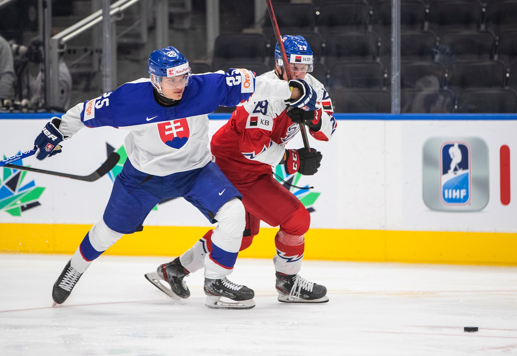 Hokejista Šimon Groch (Slovensko) a Martin Ryšavý (Česko).