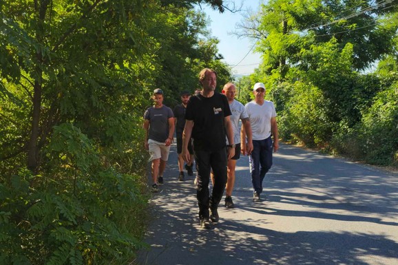 PEŠAČI ČETVRTI DAN Gradonačelnik Kragujevca prešao 110 kilometara peške, danas stiže u Beograd na skup SNS (FOTO)