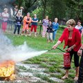 Gaszenie płonącego oleju na kuchence, warsztaty "Las w słoiku". Tak działają kluby seniora w Polsce