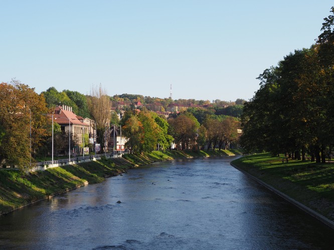 <strong>5. Cieszyn</strong>
<br></br>
Podczas tegorocznej majówki Cieszyn koniecznie powinni odwiedzić miłośnicy dobrego kina. Od 27 kwietnia do 3 maja zarówno po polskiej, jak i czeskiej stronie będzie odbywał się 20. festiwal filmowy „Kino na granicy”. Internetowa sprzedaż karnetów 7 i 3-dniowych. Aktualnie karnety można kupić w Biurze Organizacyjnym. 3-dniowy karnet kosztuje obecnie 140 zł (880 koron), a 7-dniowy 190 zł (1180 koron).
<br></br>
Entuzjaści zwiedzania koniecznie powinni odwiedzić Górę Zamkową, która jest siedzibą takich zabytków, jak Rotunda św. Mikołaja, Wieża Piastowska oraz Pałac Myśliwski Habsburgów. Przyjemnie odpocząć można również na pełnej urokliwych kamieniczek starówce. Dużą atrakcją dla rodzin z dziećmi będzie oddalony o 20 kilometrów od Cieszyna park rozrywki Dream Park Ochaby. Znajduje się w nim park dinozaurów, park miniatur, prehistoryczne oceanarium, akwarium ryb tropikalnych, kino 6d, park linowy, wieża mocy czy małpi gaj.
<br></br>
<strong>Ile kosztuje ubezpieczenie turystyczne na majówkę w 2018 roku?</strong>
<br></br>
W marcu 2018 roku osoba dorosła wyjeżdżająca w celu wypoczynku lub zwiedzania do Czech płaciła średnio za jeden dzień ochrony ubezpieczeniowej 4,08 zł, do Niemiec 4,54 zł, a na Ukrainę 4,33 zł. Standardowa polisa turystyczna pokrywa koszty leczenia oraz akcji ratowniczej za granicą. Posiada również rozszerzenia w postaci ubezpieczenia od następstw nieszczęśliwych wypadków (NNW), odpowiedzialności cywilnej w życiu prywatnym (OC), bagażu czy usług Assistance (pomoc prawnika, tłumacza itd.).
<br></br>
- Europejska Karta Ubezpieczenia Zdrowotnego (EKUZ) pozwala na dostęp do podstawowych świadczeń medycznych w krajach UE wyłącznie w placówkach publicznej służby zdrowia. Ubezpieczenie podróżne, w odróżnieniu od EKUZ, zapewnia dostęp również do prywatnych placówek. Ponadto obejmuje znacznie szerszy zakres ochrony, np.: pokrycie kosztu transportu medycznego do Polski, które mogą wynieść nawet kilkadziesiąt tysięcy złotych. Gwarantuje także lepszą ochronę podczas uprawiania aktywności zaliczanych do sportów ekstremalnych czy sportów wysokiego ryzyka, ponieważ obejmuje pokrycie kosztów ratownictwa - komentuje Tomasz Masajło, Dyrektor ds. Marketingu i eCommerce rankomat.pl.
<br></br>
Wygodnie można porównać ze sobą ceny i zakres interesującej nas ochrony ubezpieczeniowej oferowany przez kilkanaście towarzystw za pomocą kalkulatora ubezpieczeń turystycznych rankomat.pl. Do każdej z propozycji ubezpieczycieli dołączony jest plik z Ogólnymi Warunkami Ubezpieczenia (OWU), które możemy dokładnie przeanalizować przed podpisaniem umowy.
<br></br>
Źródło: rankomat.pl
<br></br>