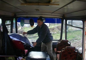 18000_vozac-dragisa-jovanovic-po-kisi-sa-kisobranom--u-autobusu