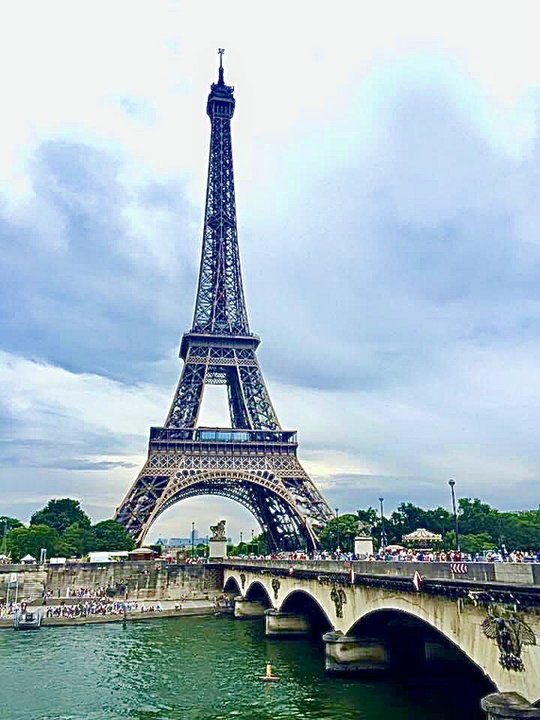Wieża Eiffla to najbardziej znany obiekt architektoniczny Paryża