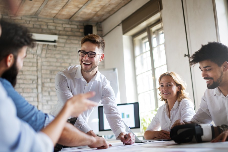 Według badania organizacji Great Place to Work firmy, w których pracownicy czują się związani z szefostwem, odnotowują trzykrotnie wyższy wzrost od przedsiębiorstw, w których zarząd i pracownicy się nie znają