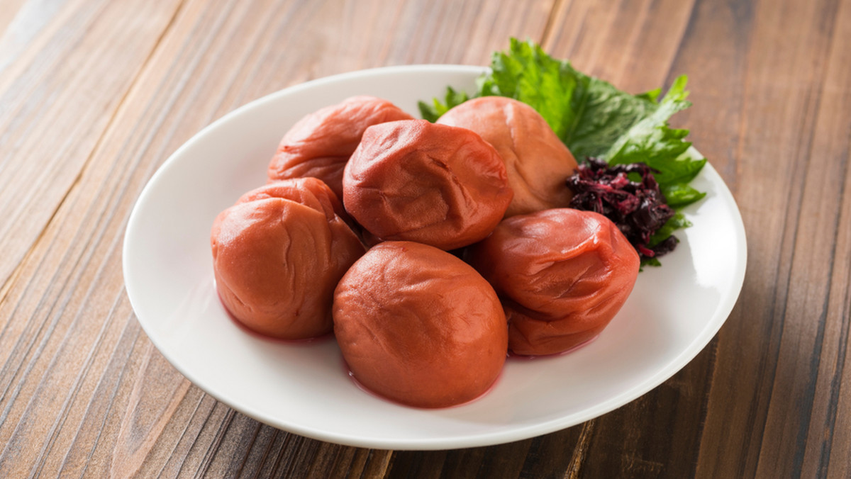 Pasta umeboshi przyrządzana jest z owoców ume (mume), czyli moreli japońskich. Jest popularnym dodatkiem do potraw tej egzotycznej kuchni wschodu. Umeboshi oprócz walorów smakowych ma również wiele właściwości zdrowotnych. Niebawem może dołączyć do grona superfoods. 