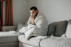 Jaki adres na zwolnieniu lekarskim: faktyczny, czy zameldowania? Pracodawca i ZUS muszą znać miejsce pobytu chorego pracownika