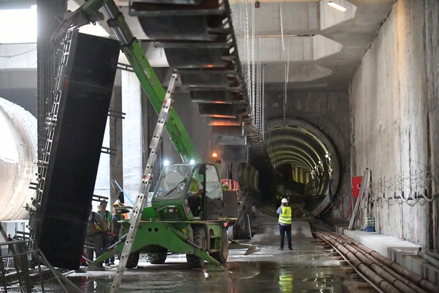 Na Targówku zakończyło się drążenie tuneli metra ze stacji Trocka. Podziemny korytarz o długości 420 metrów pomiędzy stacją C18 Trocka a stacją C17 Targówek jest już gotowy. Tunel pomiędzy stacjami to tylko część trasy podziemnej kolejki. Cały północno-wschodni odcinek II linii metra ma mieć długość 2,2 kilometra. (nlat/cat) PAP/Bartłomiej Zborowski