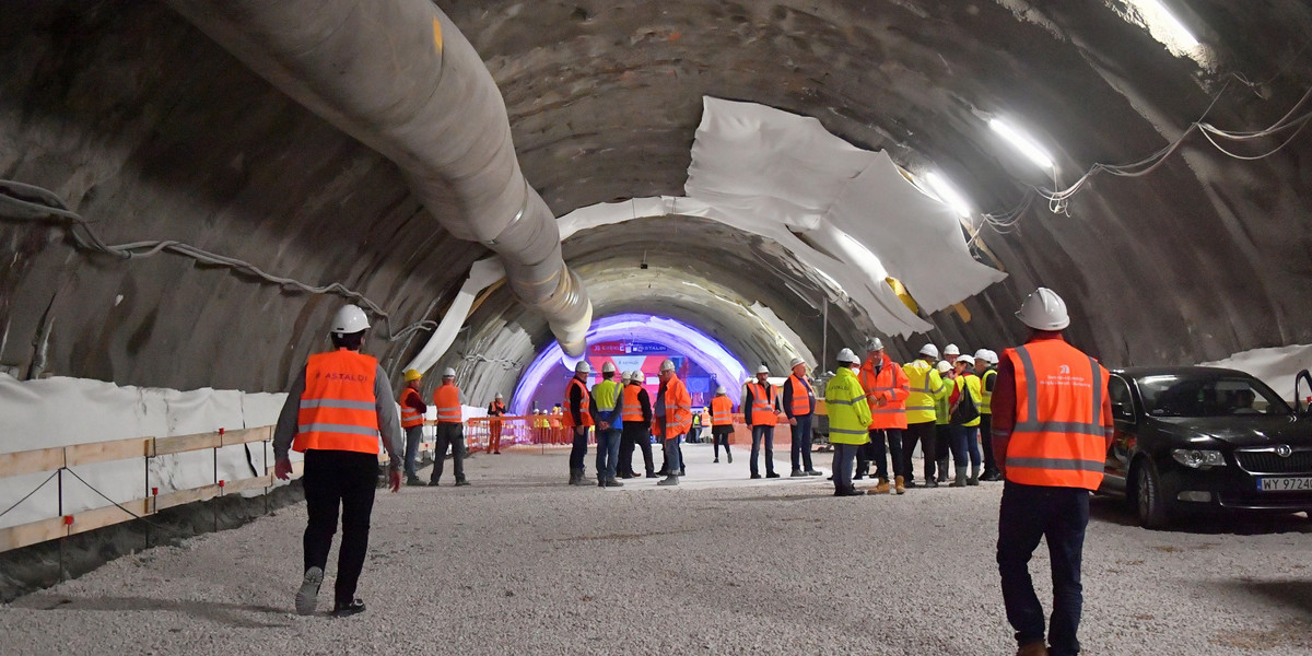 Najdłuższy tunel w Polsce jest drążony w masywie góry Mały Luboń w Beskidzie Wyspowym w ciągu drogi S7, czyli popularnej Zakopianki. Równolegle powstają dwie nitki tunelu, z których każda docelowo będzie miała ok. 2,6 km. (Na zdjęciu: pierwsza nitka tunelu)