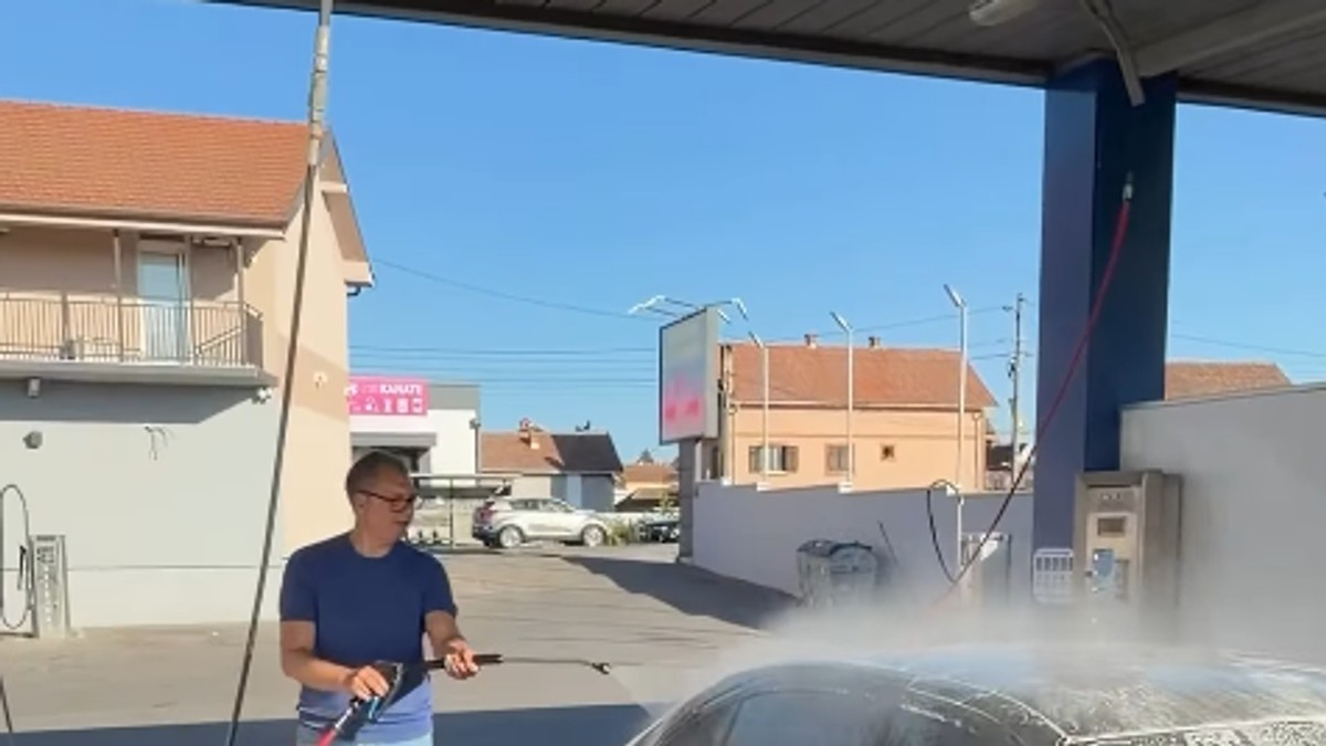 Vučić pere automobil 
