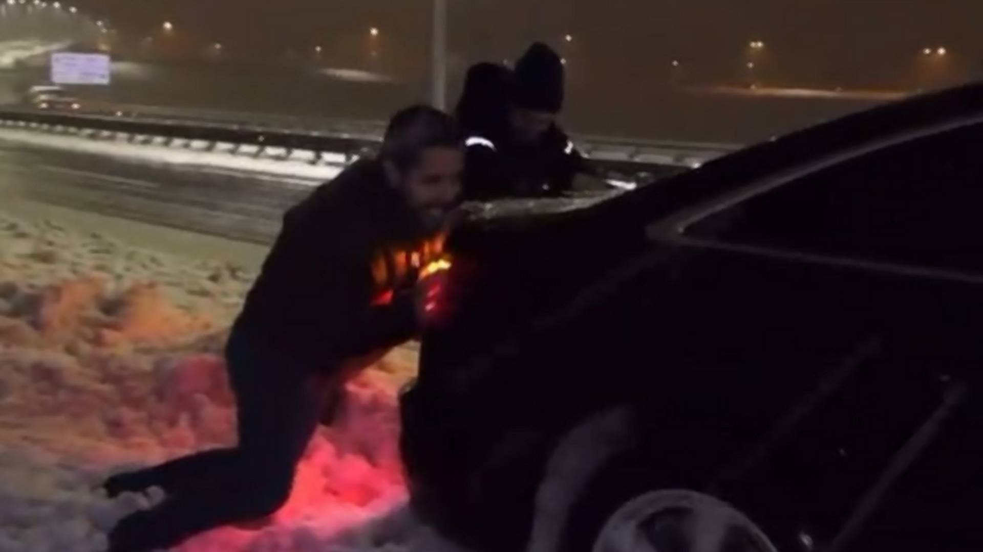 Toma Mona se hvalio prohodnim putevima - pa gurao auto zaglavljen u snegu
