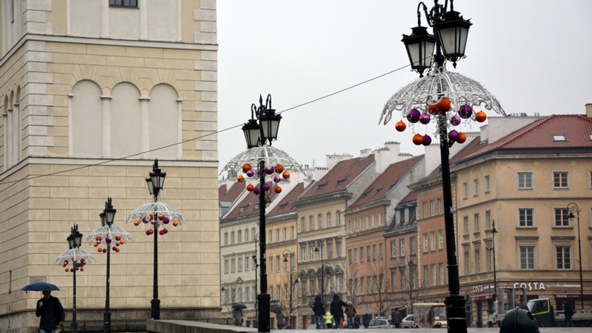 Choć do Bożego Narodzenia zostało jeszcze ponad miesiąc, na stołecznych ulicach już pojawiły się świąteczne ozdoby. Warszawę rozświetli w tym roku blisko 1,5 tysiąca lampek. Iluminacja ma zostać uruchomiona 7 grudnia. W tym roku z okazji jej włączenia nie będzie koncertu, ale miasto szykuje inną imprezę.