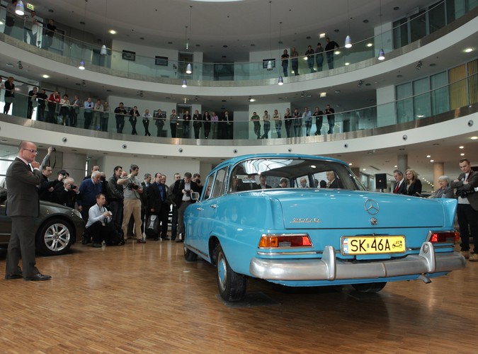 Mercedes pana Aleksandra Ratajczaka skończy w 2011 roku 45 lat. To właśnie egzemplarz modelu W110 w wersji 200D, czyli 'skrzydlak', jeden z poprzedników obecnej Klasy E