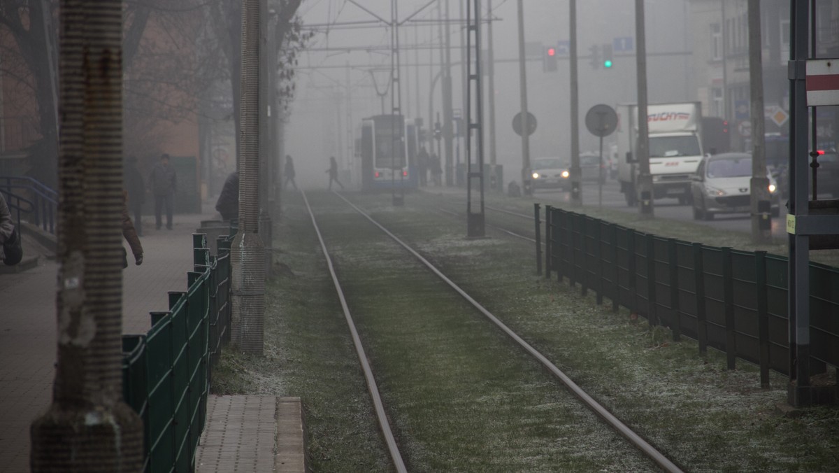 Małopolscy samorządowcy pozorują walkę ze smogiem. Władze wielu miejscowości w regionie bagatelizują problem zanieczyszczonego powietrza. Tymczasem smog dziś po raz kolejny spowił Małopolskę. W wielu miejscach normy są przekroczone nawet trzykrotnie. Mieszkańcy mają dość bierności lokalnych polityków. Mówią "dość" i zakładają stowarzyszenia.