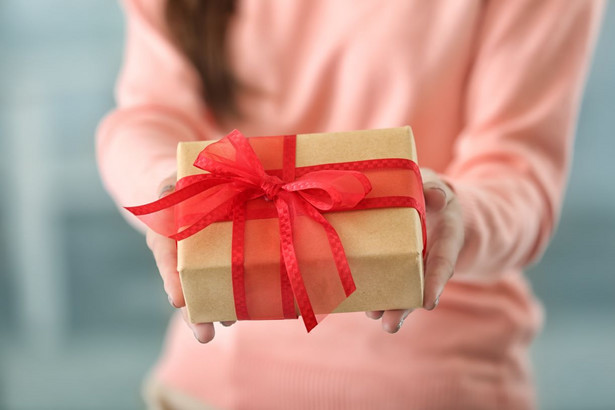 Czy obdarowywanie pracowników prezentami urodzinowymi podlega opodatkowaniu?