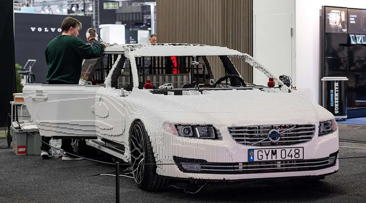 Egy svéd fanatikus rajongó megépítette a saját kocsiját Legóból / Fotó: bricksale.com