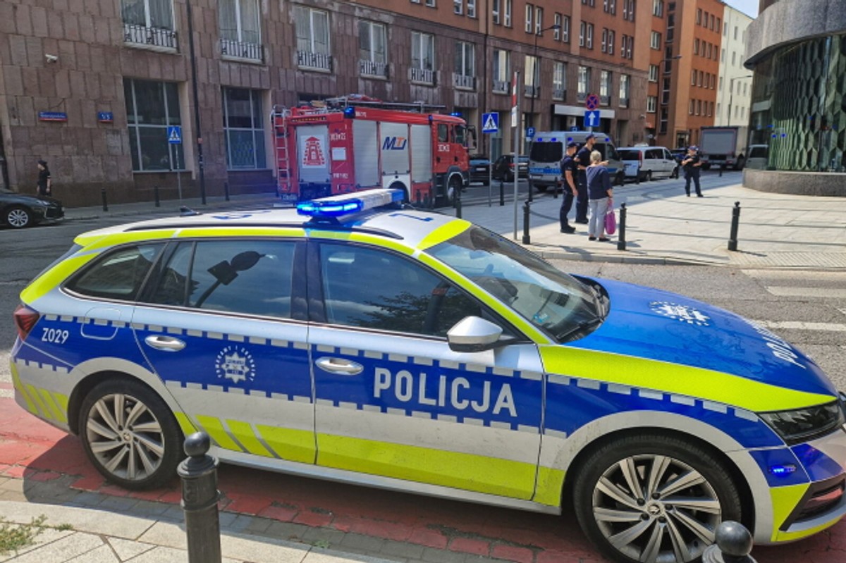 Policja przy gmachu Ministerstwa Rodziny, Pracy i Polityki Społecznej na rogu ul. Nowogrodzkiej i Brackiej w WarszawieDo budynku ministerstwa po godzinie 11 wszedł mężczyzna, który w torbie miał niebezpieczne przedmioty. Z budynku ewakuowano około 150 osób