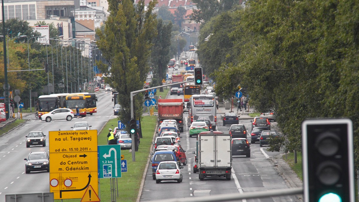 Kierowcy od rana stoją w gigantycznych korkach w al. Solidarności na warszawskiej Pradze. Ruchem kieruje policja, a miasto zapowiada zmianę sygnalizacji świetlnej. To efekt otwarcia w piątek, po prawie trzech latach, ul. Targowej.