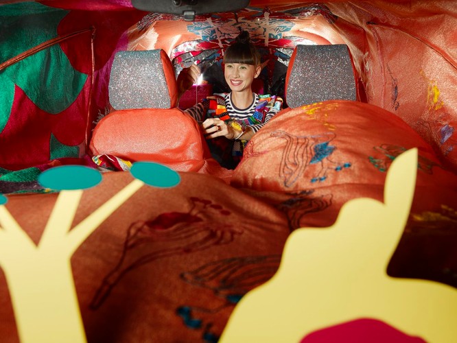 „Cóż to za wyjątkowe doświadczenie ubierać samochód i jego użytkowników! Bardzo spodobało mi się połączenie tych dwóch rodzajów projektowania, gdy wprowadzałam swoją kolekcję i materiały do projektowania pełnego ekspresji Sparka”, dodaje