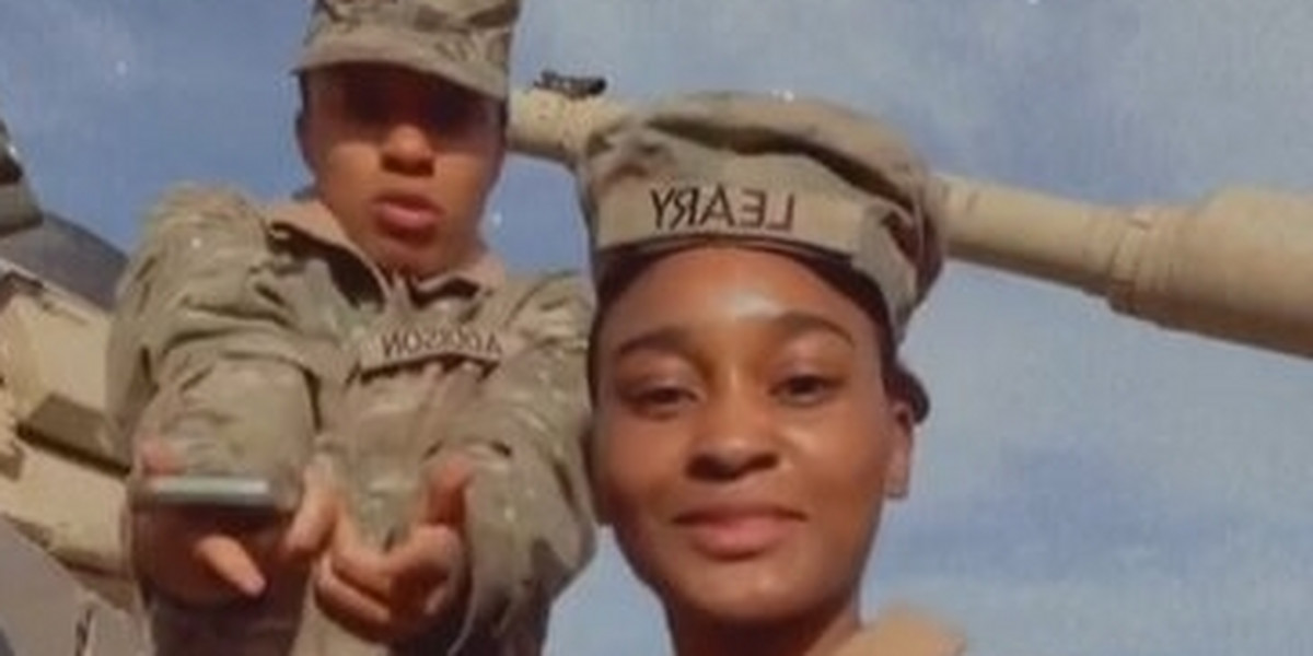TikTok. Amerykańska żołnierka umieszcza filmy w sieci. 