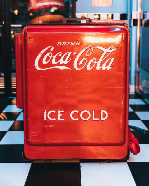 Coca-Cola stary automat / Spencer Davis Unsplash