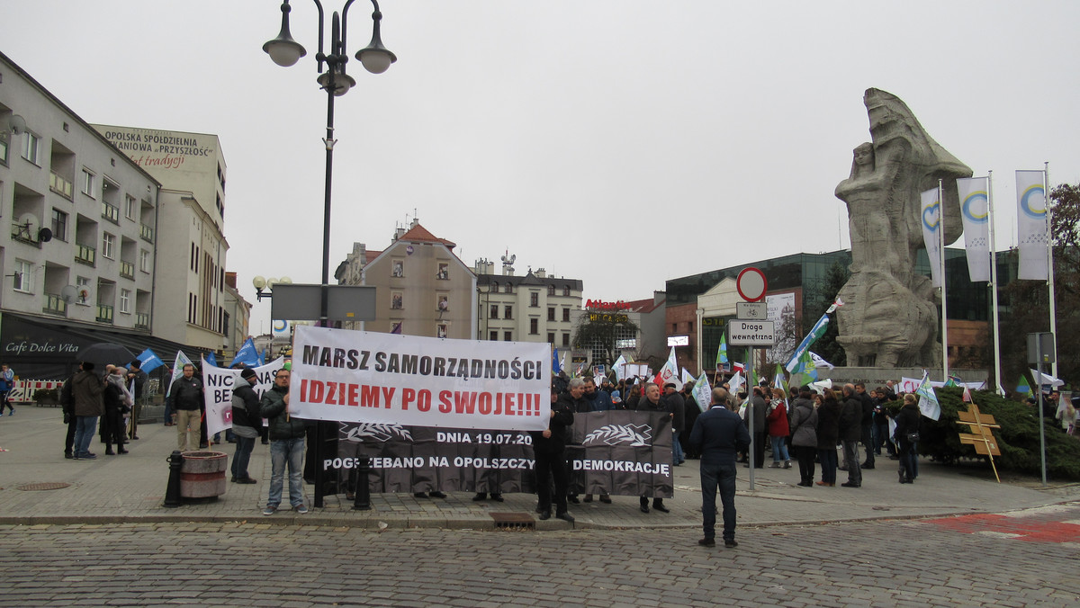 "Opole odstępuje od mediacji" – to odpowiedź prezydenta Arkadiusza Wiśniewskiego na manifestację jaka przeszła dziś przez miasto. Brali w niej udział przeciwnicy powiększenia Opola, ale również członkowie grupy mediacyjnej.