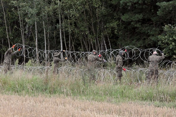 Szef MON: Płot na granicy będzie miał wysokość 2,5 metra. Prace ruszą w tym tygodniu