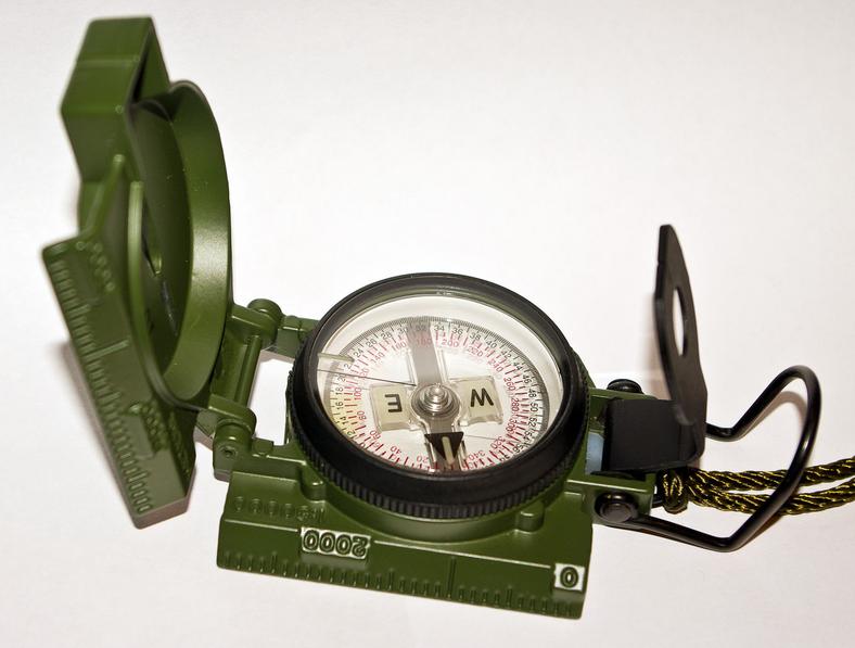 Kompas Cammenga U.S. M-1950 3H - z takiego sprzętu korzystają żołnierze Stanów Zjednoczonych