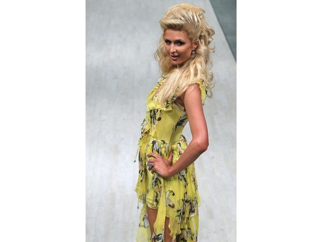 Paris Hilton w roli modelki na pokazie kolekcji Andre Tan