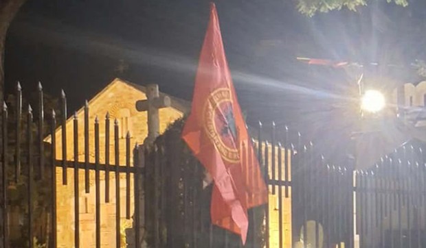 Na ogradi crkvenog poseda u Lipljanu okačene zastave terorističke UČK i Albanije