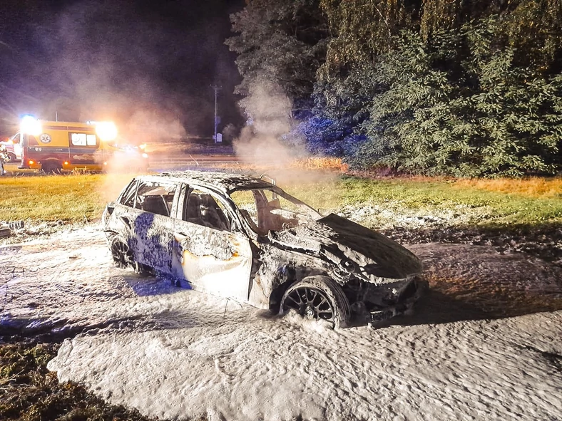 Gdy przyjechali strażacy, BMW było całe objęte ogniem