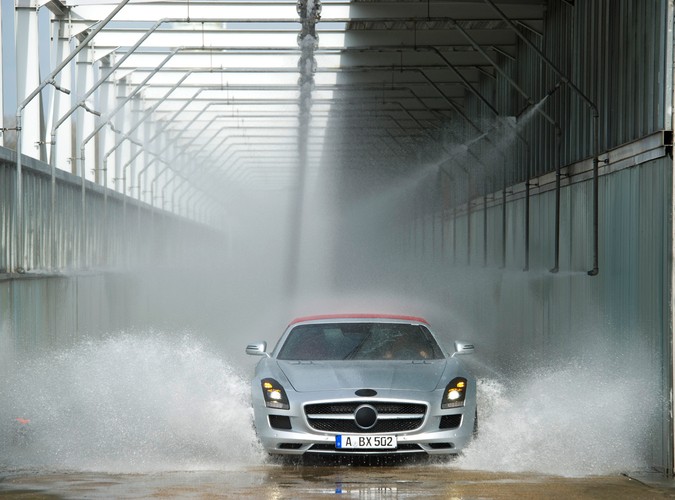 Mercedes ujawnił zdjęcia z testów SLS-a w wersji roadster...