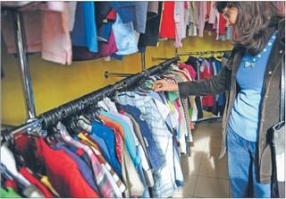 Moda napędza klientów do lumpeksów