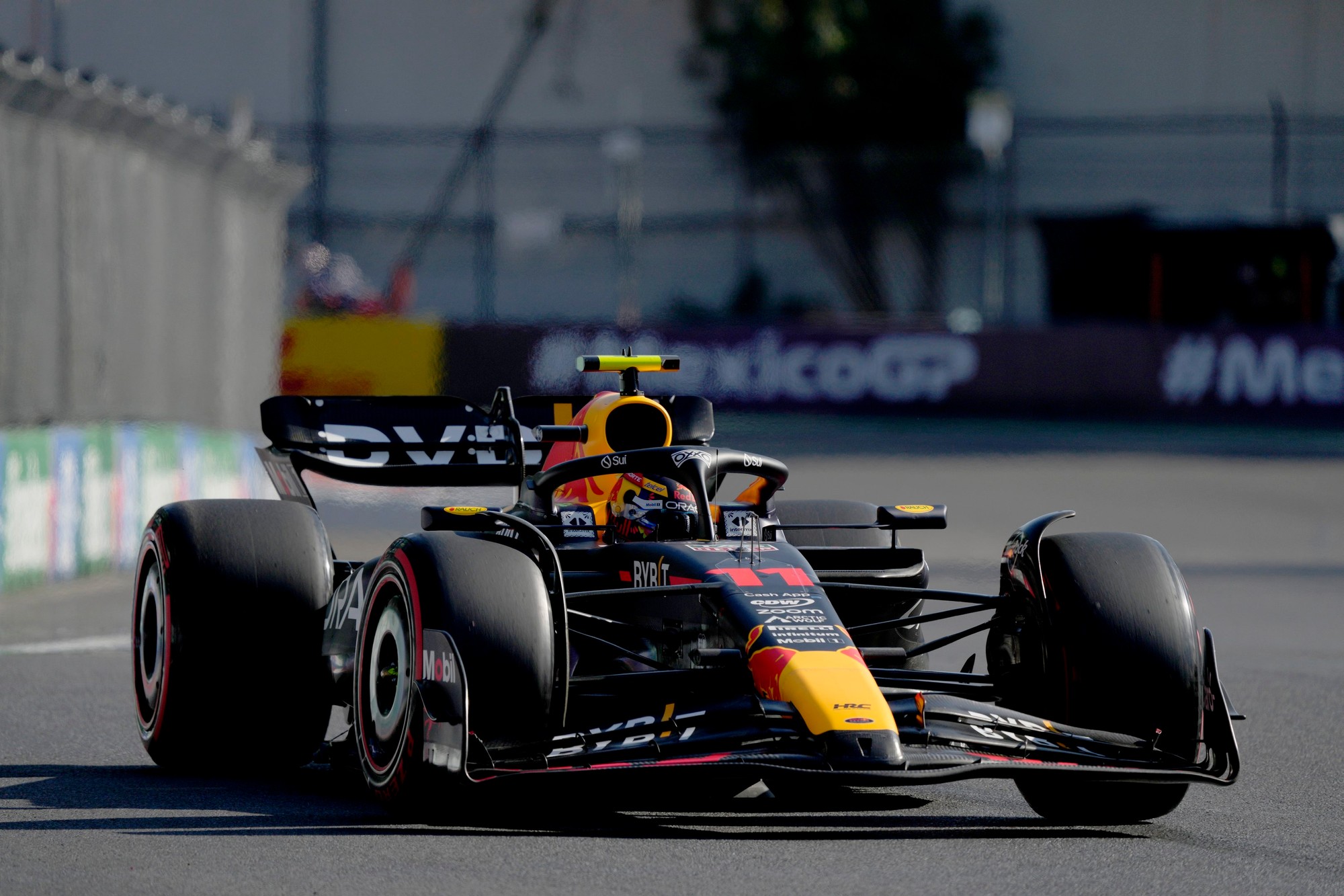 Mexický jazdec Sergio Pérez (Red Bull) na domácej Veľkej cene.