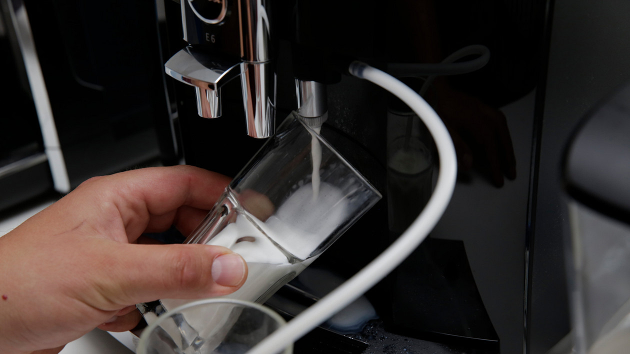 Dysza do spieniania mleka w ekspresie Jura E6 jest trudno dostępna przy długich szklankach, bo znajduje się za dyszami dozującymi kawę