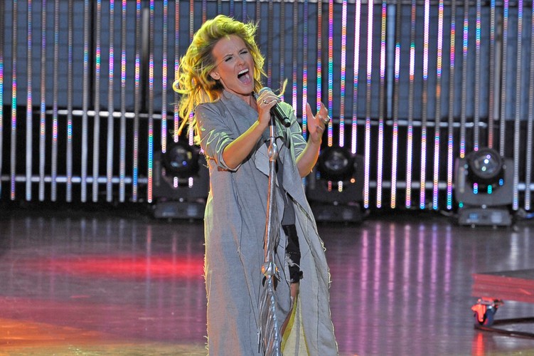 Patrycja Markowska na scenie amfiteatru w Mrągowie