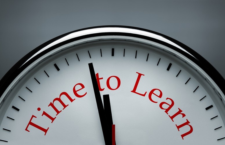 Zatem pierwszą zasadą konieczną do spełnienia przy nauce języków obcych jest samodzielna, systematyczna praca nad językiem. Uczęszczanie na kurs językowy może być cennym wsparciem, ale nigdy nie zastąpi samodzielnej nauki. Kluczem do sukcesu jest nauka krótka i częsta. Dziesięć minut każdego dnia przyniesie lepsze efekty niż kilka godzin raz na tydzień. Im dłuższa przerwa w kontakcie z językiem, tym większe ryzyko utraty przyswojonych już umiejętności.<br>
<br>Niewiele czasu oznacza, że łatwo zmieścić naukę w planie dnia. Richard Simcott, walijski poliglota, często podkreśla, że nauka języka powinna stać się naszą codzienną rutyną (podobnie jak codzienna toaleta lub przygotowywanie posiłków). Należy znaleźć wśród swoich codziennych obowiązków taki moment, kiedy możemy sięgnąć po materiały i skupić się przez chwilę na przyswojeniu kilku nowych zagadnień. Z czasem powinno stać się to naszym ugruntowanym przyzwyczajeniem. Na przykład w momencie wsiadania do samochodu wyrabiamy w sobie nawyk uruchamiania nagrań w języku, którego się aktualnie uczymy.