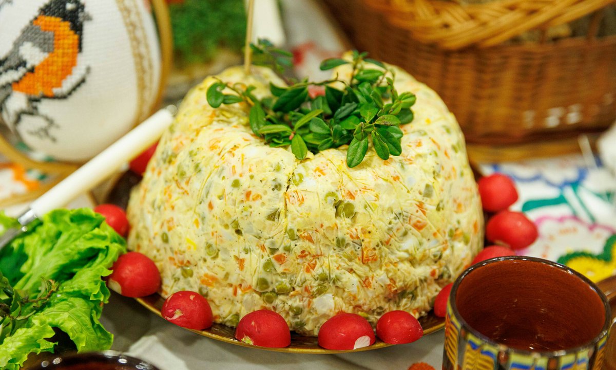 Paradoks sałatki jarzynowej. Po świętach znika, ale nie w żołądkach