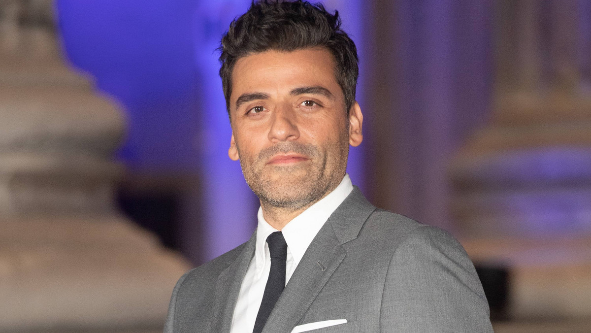 Oscar Isaac w spódnicy na premierze "Moon Knight". Aktor przełamuje stereotyp