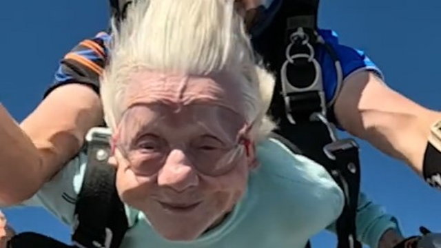 Ez történt a nővel, aki 104 évesen kiugrott egy repülőből - videó