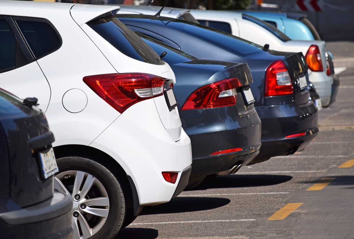 Olbrzymi mandat za zajmowanie miejsca parkingowego... krzesłem