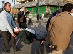 Grad kamieni, kije i metalowe pręty. Kair spływa krwią