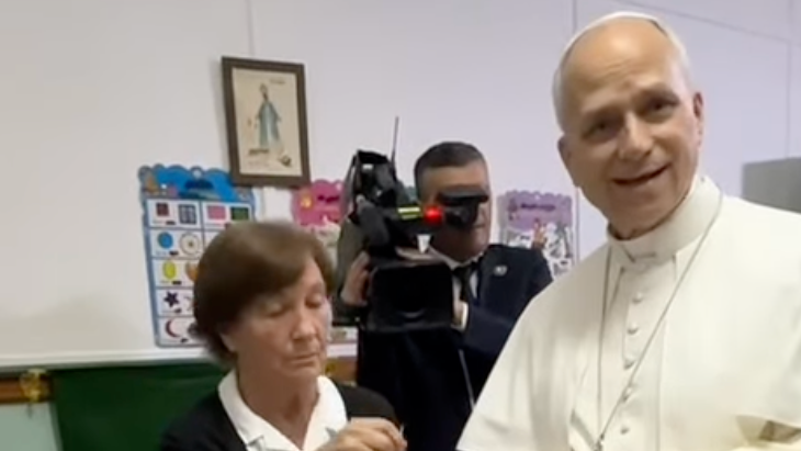 Pápež vyberal v Alžírsku darček pre neter.