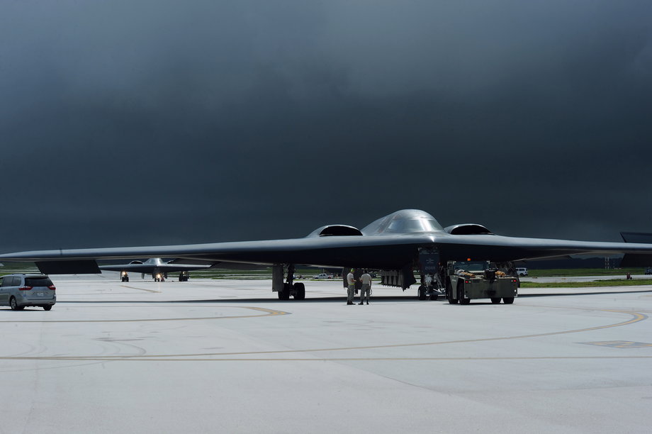 Bombowce B-2 Spirits w bazie sił powietrznych Andersen na wyspie Guam. 24 sierpnia 2016 r. 