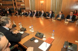 MFW tymczasowo zawiesza pomoc gospodarczą dla Grecji