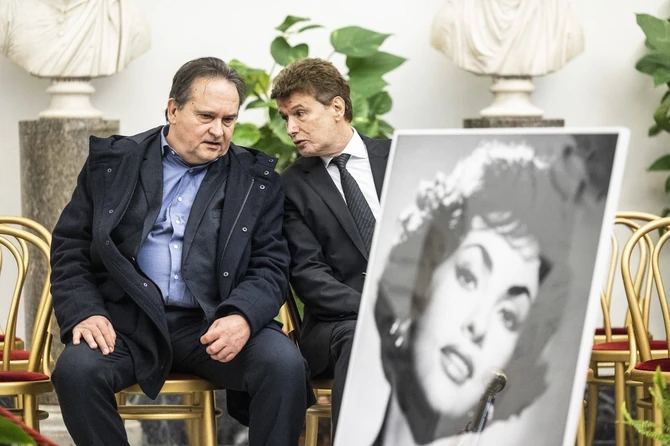 Sin čuvene Italijanke na sahrani svoje majke