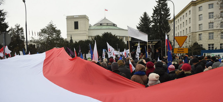 Konstytucjonalista: Niewpuszczeni posłowie przekreślają ważność głosowania